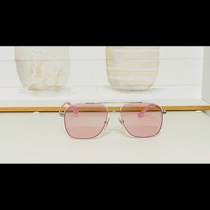 Sunglasses used but in great condition. No scratches